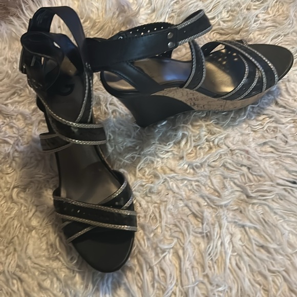 Guess size 11 sandals - Picture 2 of 9